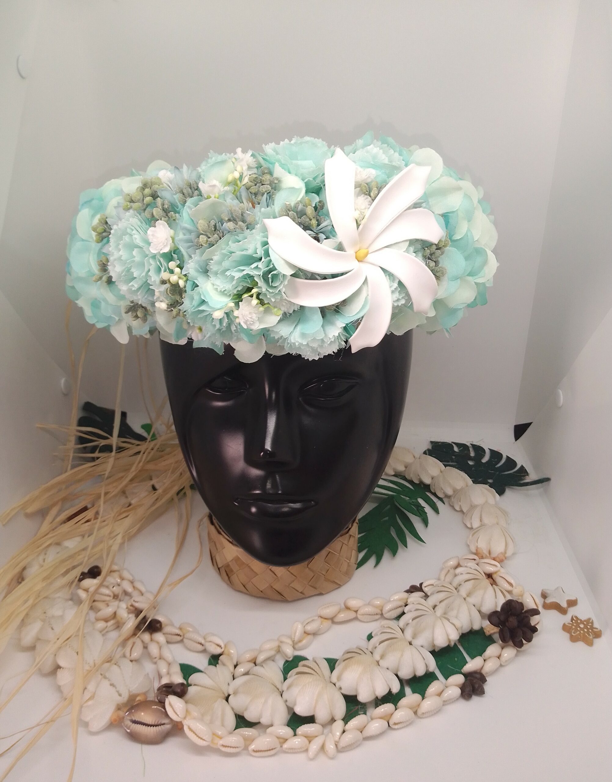 Couronne de tête cheveux bleue fleurs polynésiennes avec tiare tahiti et boutons menthe à l'eau by Vaite.e.Tiare créations