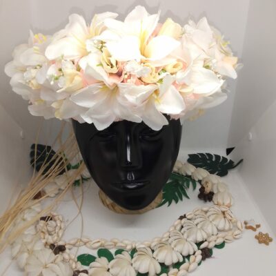 Couronne de tête champagne fleurs Tahiti avec cœur d’amaryllis ivoires avec boutons et gypsophile blancs