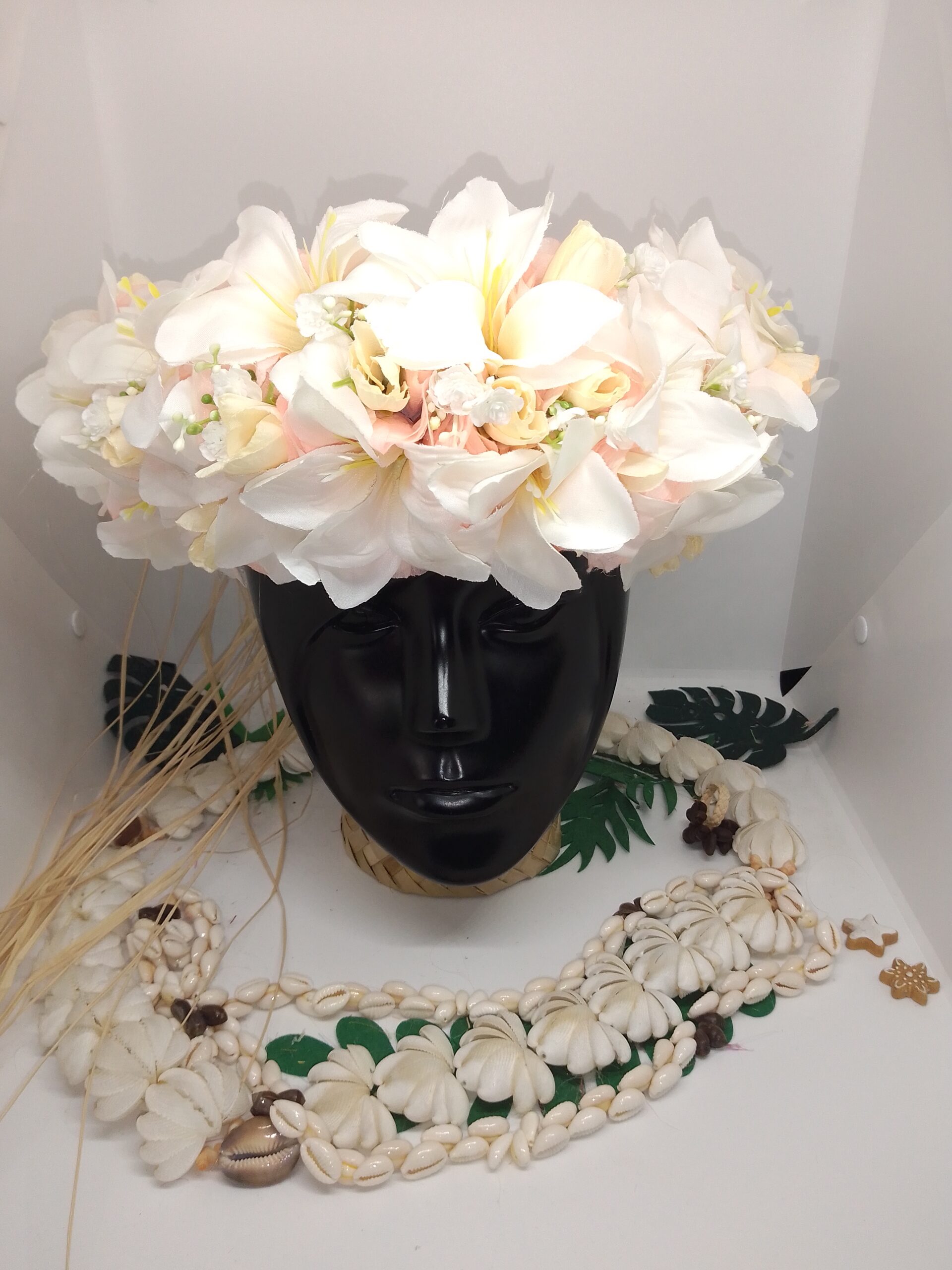 Couronne de tête cheveux champagne avec fleurs en tissu pour Ori Tahiti avec farandole de lys moyens , de boutons  by Vaite.e.Tiare créations