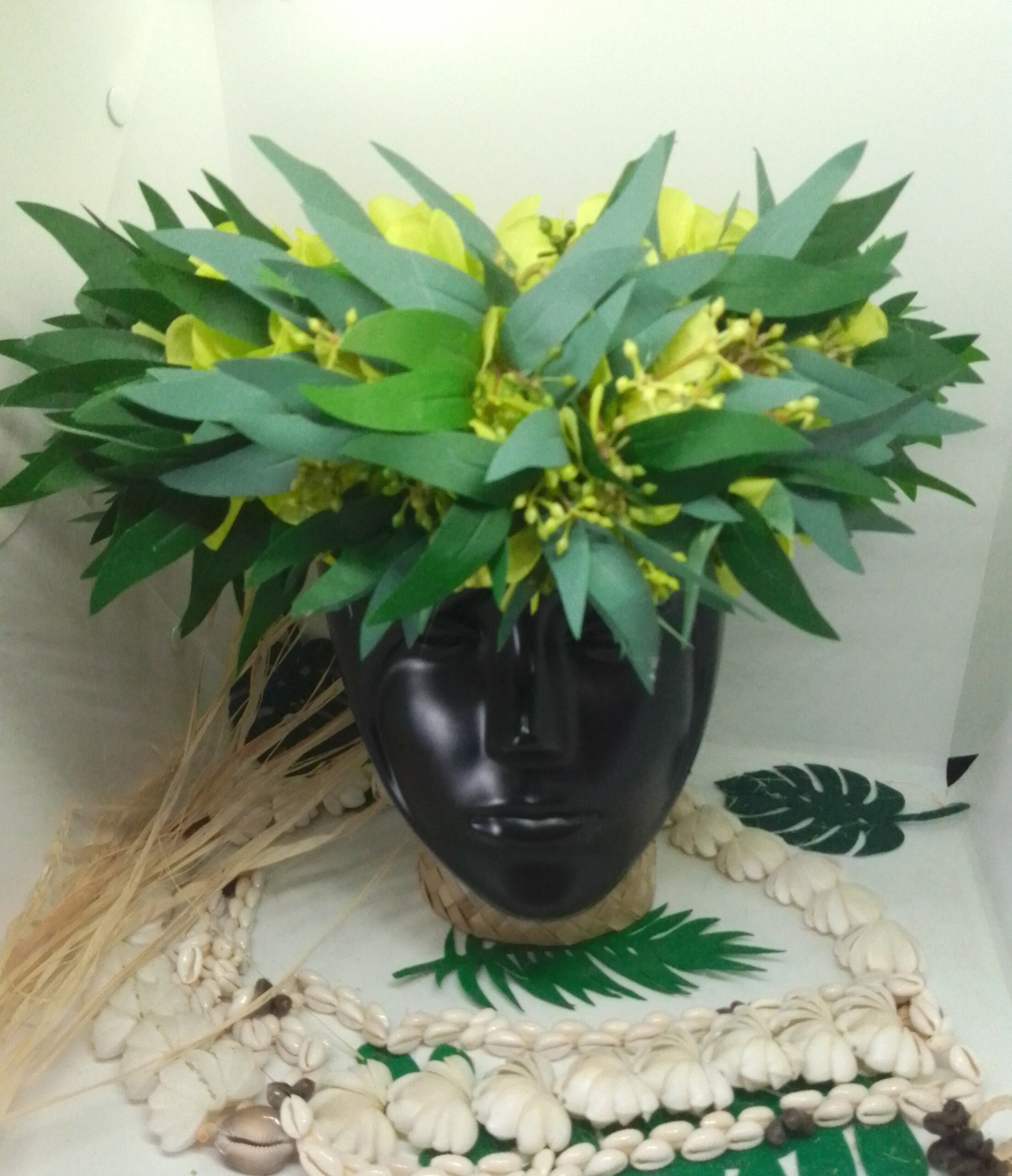 Couronne florale de feuillages ornée d'un bouquet de gypsophile vert by Vaite e Tiare créations