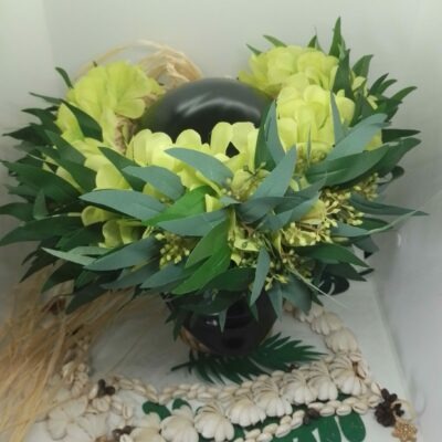 Couronne feuillages avec bouquet de gypsophile vert