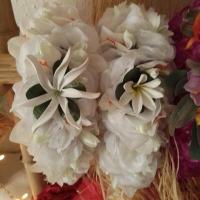 Duo de Couronnes de fleurs blanche avec tiare Tahiti et boutons de tiare