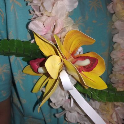 Lei de fleurs avec trois orchidées jaunes orangées