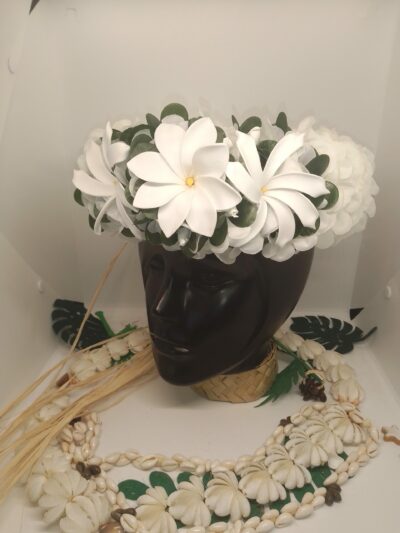 Couronne de tête blanche mariée polynésienne avec fleurs Tahiti avec trois tiare tahiti épanouies sur un lit de boutons de tiare tahiti dans leur feuillage by Vaite.e.Tiare créations