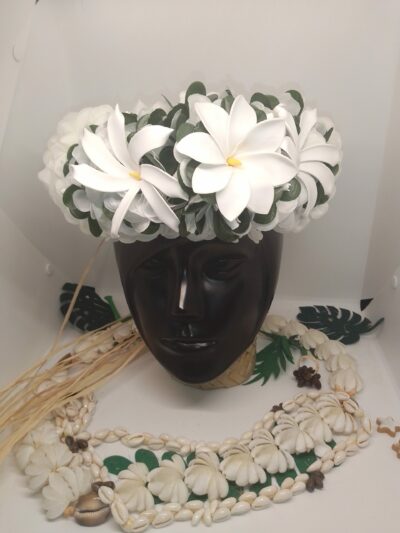 Couronne de tête cheveux blanche fleurs Tahiti avec trois tiare tahiti épanouies sur un lit de boutons de tiare tahiti dans leur feuillage by Vaite.e.Tiare créations