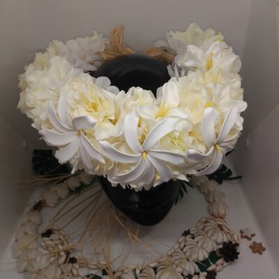 Couronne de fleur blanche fleurs Tahiti avec trois tiare tahiti épanouies sur un lit de boutons ivoires