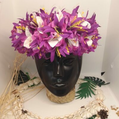 Couronne de fleur violette avec bougainvilliers blancs et lys violets