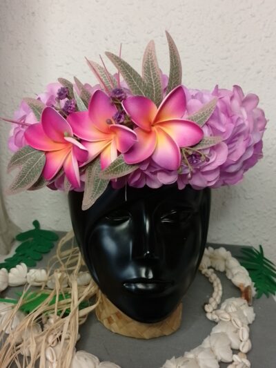 couronne de fleurs Tahiti mauve avec trois tipanie sur feuillage rosé by Vaite.e.Tiare créations