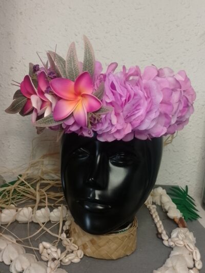 couronne de fleurs Tahiti mauve avec trois tipanie sur feuillage rosé by Vaite.e.Tiare créations