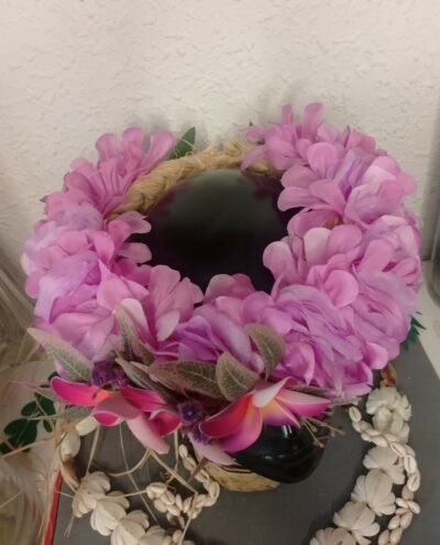 couronne de fleurs Tahiti mauve avec trois tipanie sur feuillage rosé by Vaite.e.Tiare créations