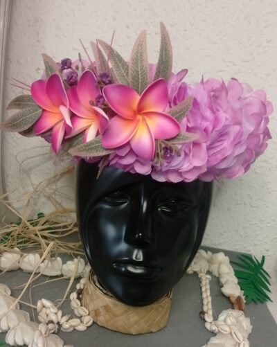 couronne de fleurs Tahiti mauve avec trois tipanie sur feuillage rosé by Vaite.e.Tiare créations