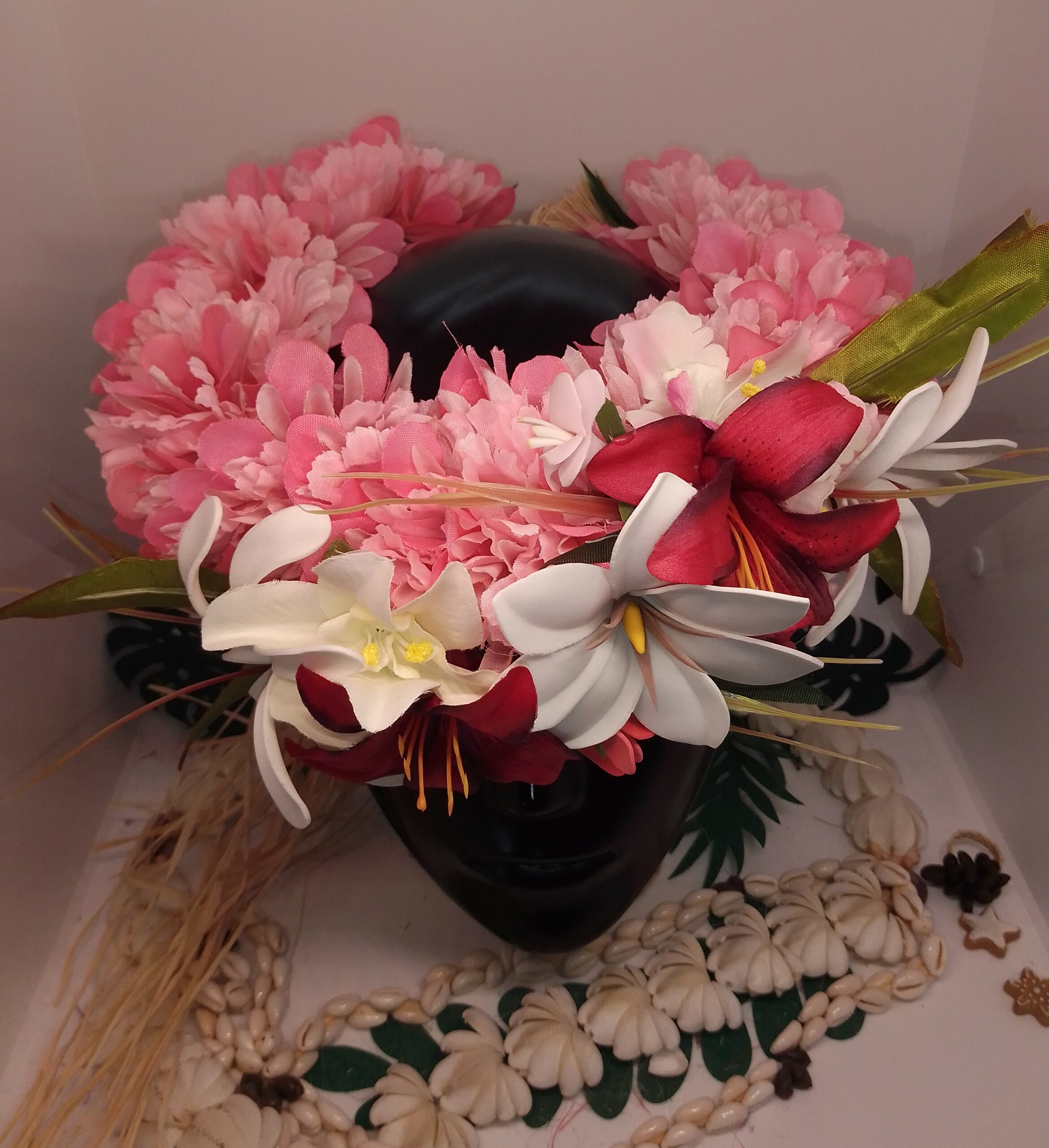 Couronne de tête rose fait main fleurs polynésiennes artificielles by Vaite e Tiare créations avec trois tiare tahiti, des lys moyens et des mini orchidées