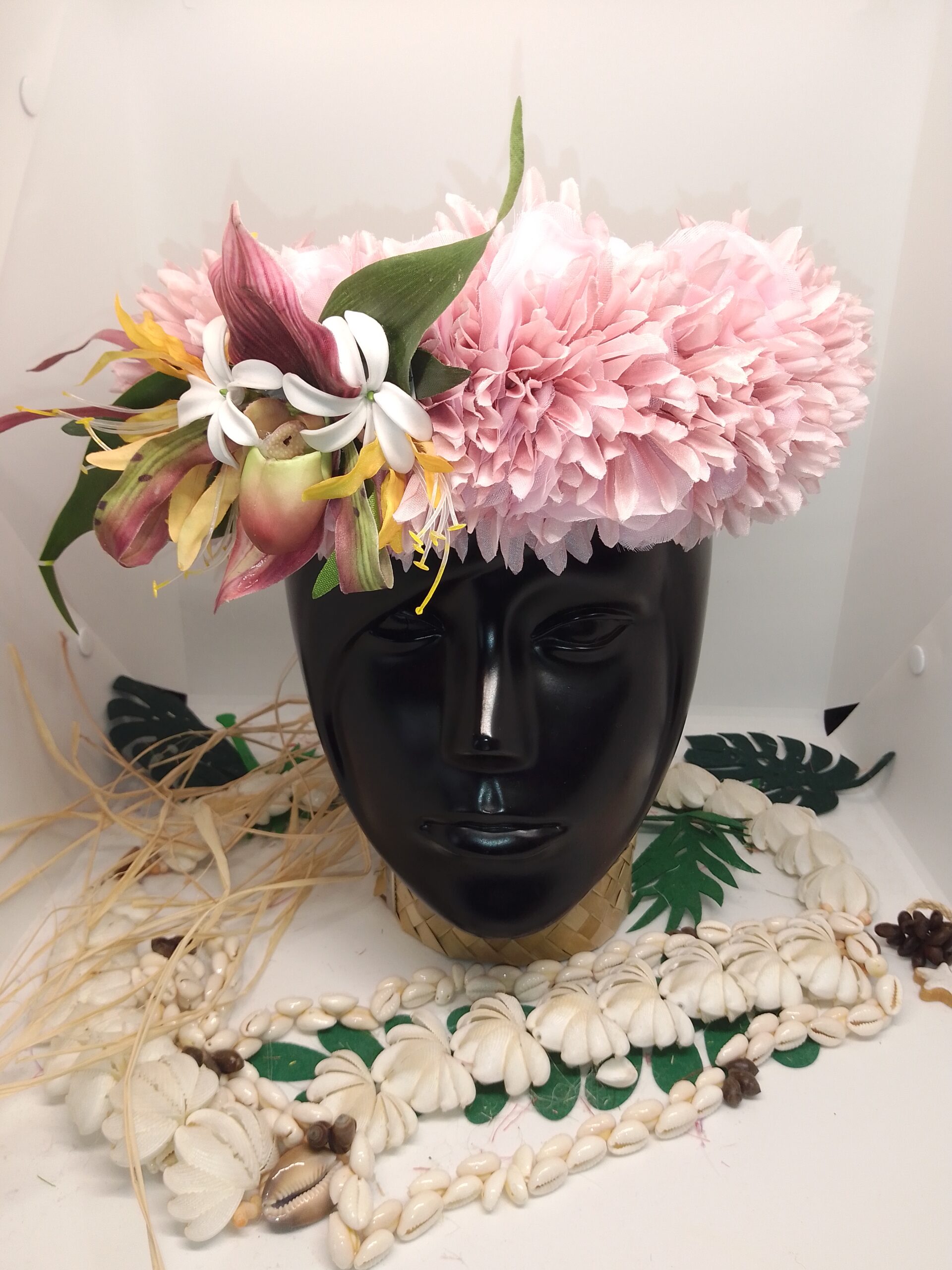 Couronne de tête artisanale fleurs polynésiennes permanentes rose Vaite e Tiare créations avec une orchidée d'exception, des lys élancés jaunes et des deux mini tiare tahiti