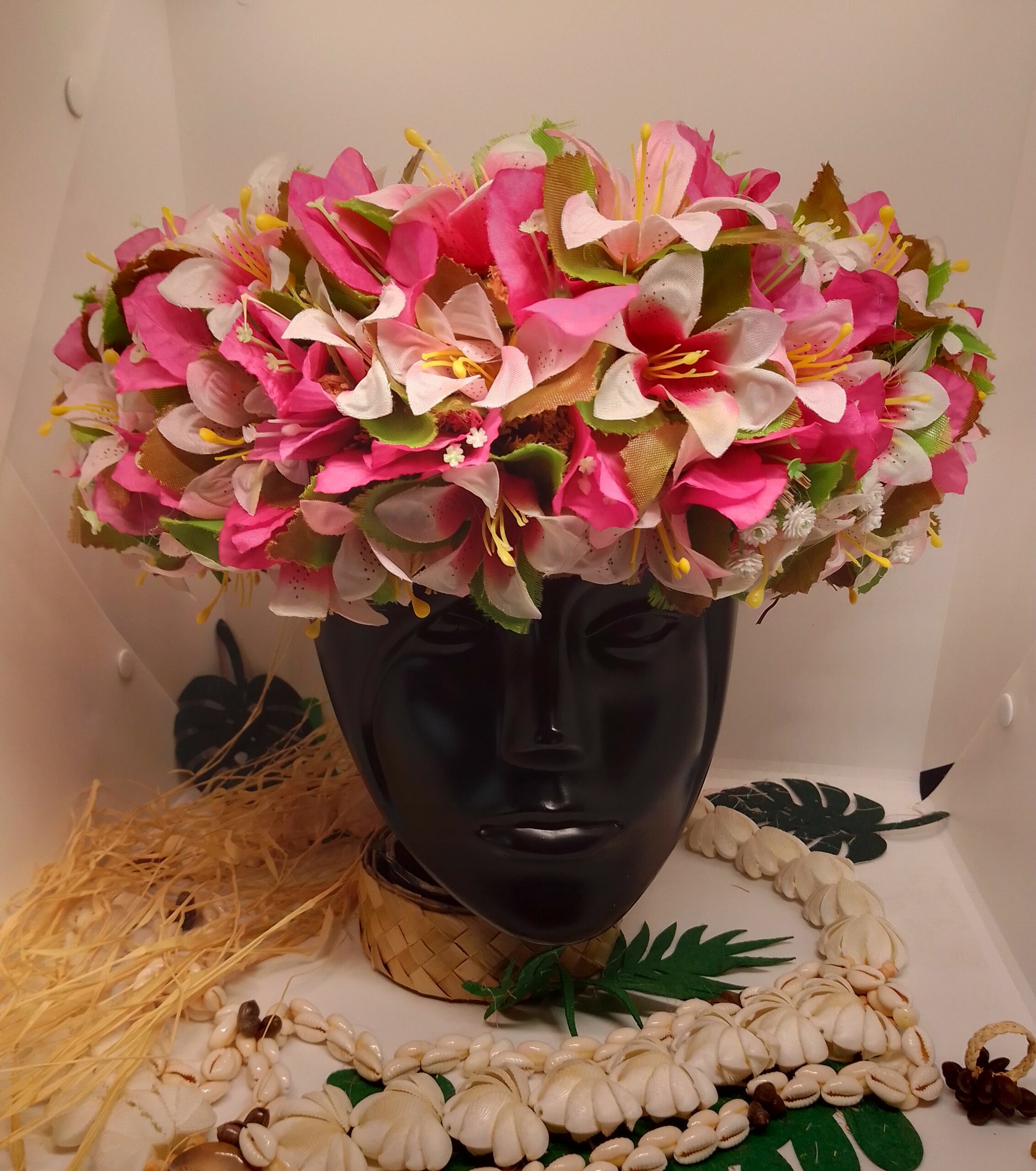 Couronne de fleurs polynésiennes rose de mini lys et de brins de bougainvilliers fuchsia by Vaite e Tiare créations
