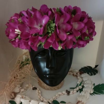 Couronne de fleur tout tipanier sur brins de raphia vert