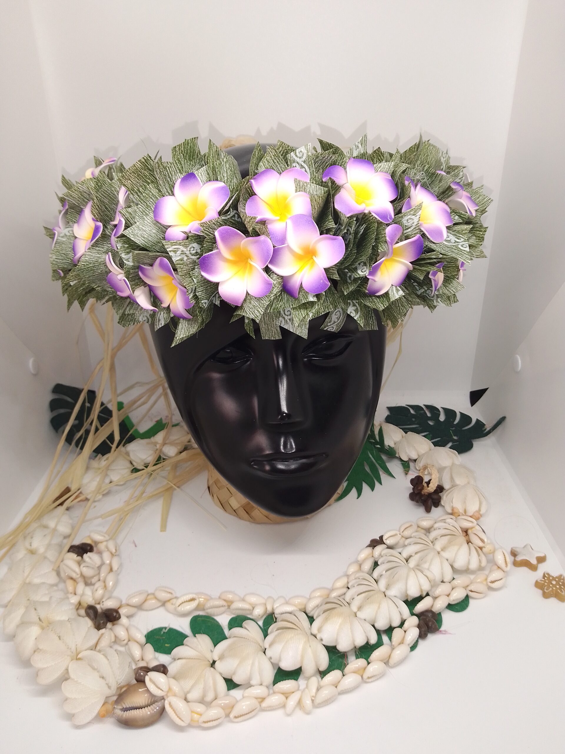 Couronne végétale pour ORI TAHITI avec fleurs Tahiti mini frangipaniers violets by Vaite.e.Tiare créations