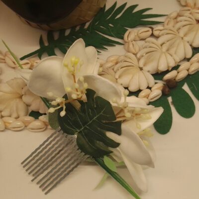 Peigne fleur de Tahiti avec trois tipanie blancs