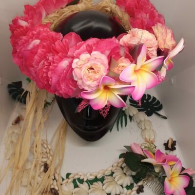 Couronne de fleur Tahiti fuchsia  trois tipanie sur lit de roses anciennes