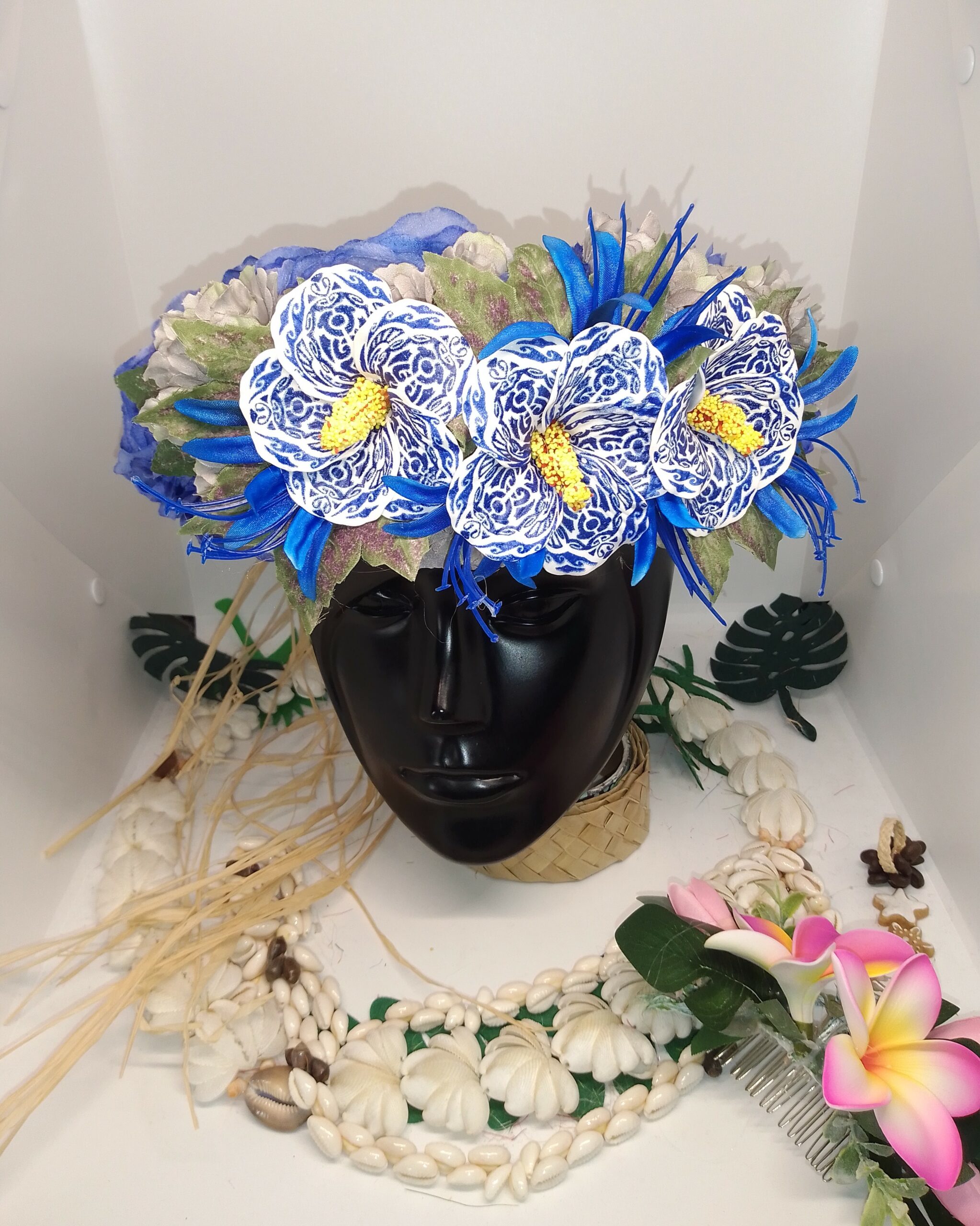 Couronne de tête fleurs Tahiti bleue avec trois hibiscus tatoués by vaite.e.tiare créations