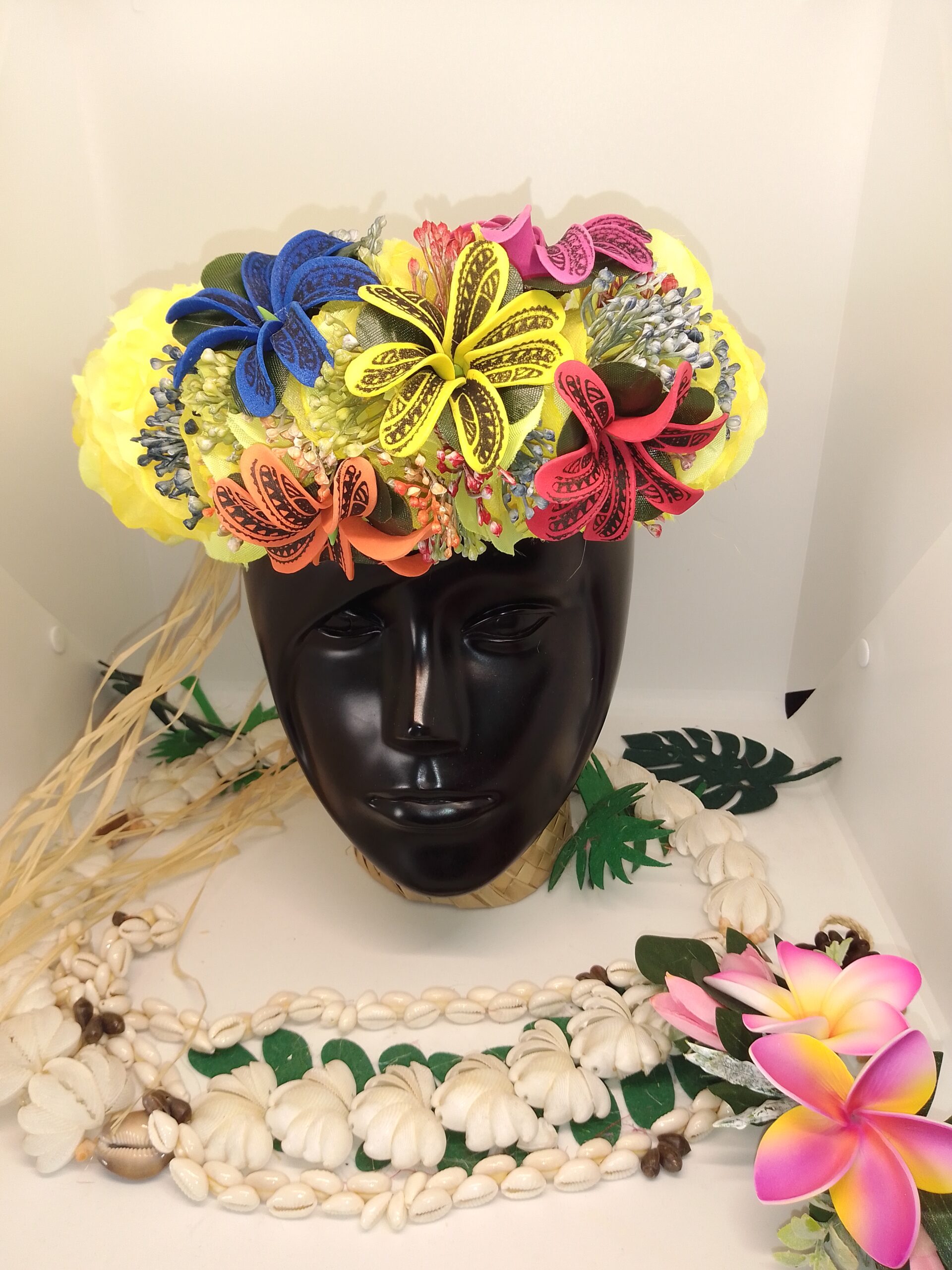 Couronne florale de tête artisanale fleurs Tahiti artificielles jaune Vaite e Tiare créations avec cinq tiare tahiti tatouées de cinq couleurs agrémentée de graines de couleurs assorties