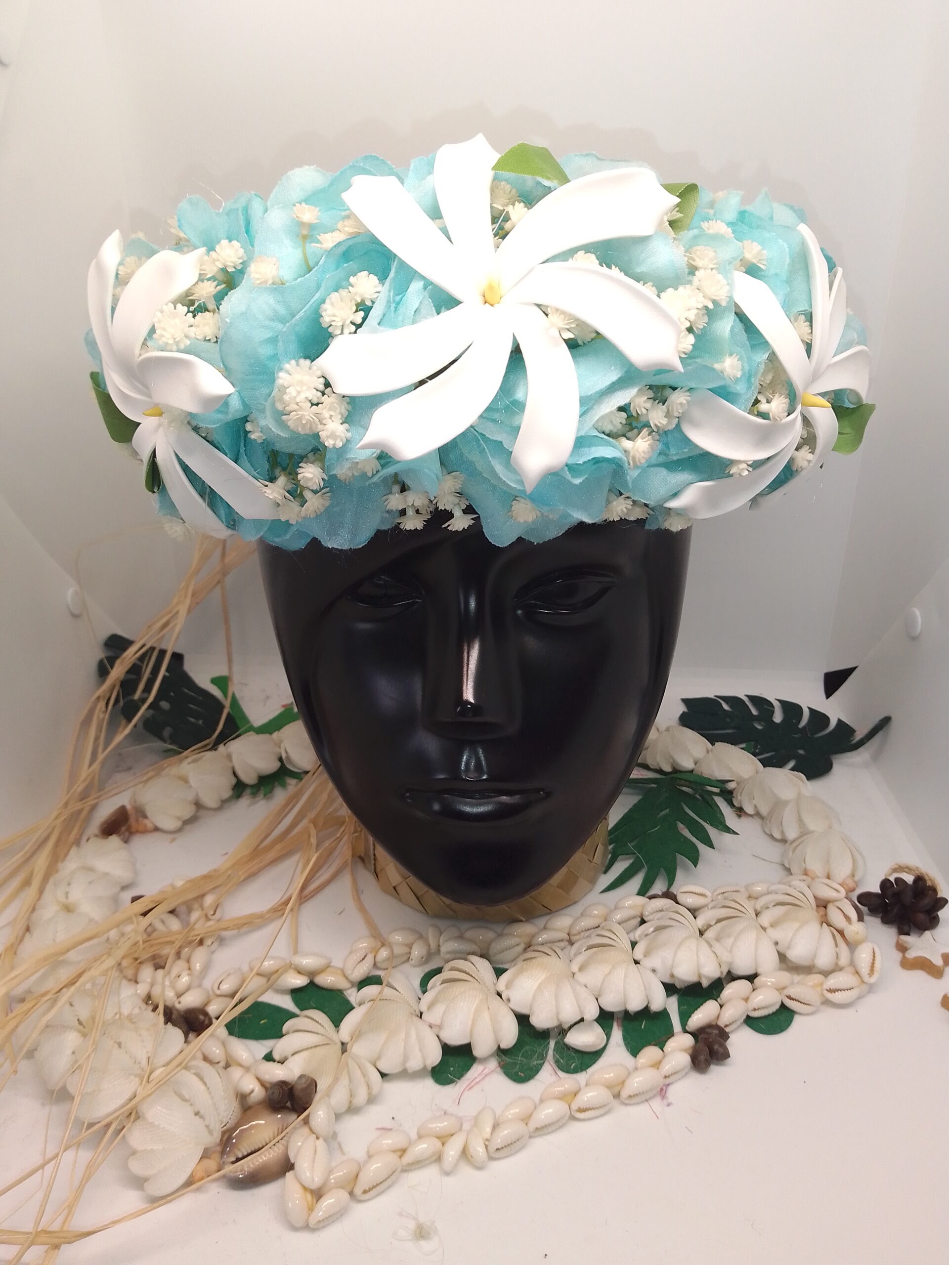Couronne de tête cheveux artisanale fleurs Tahiti artificielles bleue Vaite e Tiare créations avec trois tiare tahiti agrémentée de brins de gypsophile
