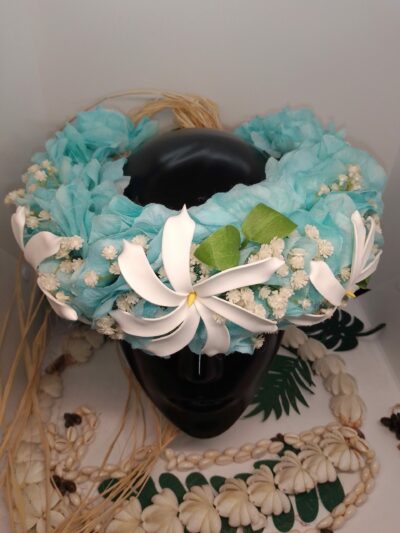 Couronne de tête artisanale fleurs Tahiti artificielles bleue Vaite e Tiare créations avec trois tiare tahiti agrémentée de brins de gypsophile by Vaite.e.Tiare créations