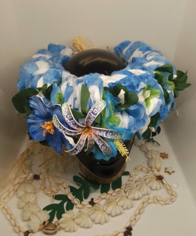 Couronne de fleurs tahiti permanentes bleue avec grand hibiscus bleu, tiare tatouée et boutons de tiare tahiti by Vaite e Taire créations