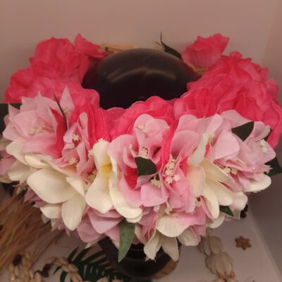 Couronne de fleur fuchsia bougainvilliers roses pâles et tipanie blanc
