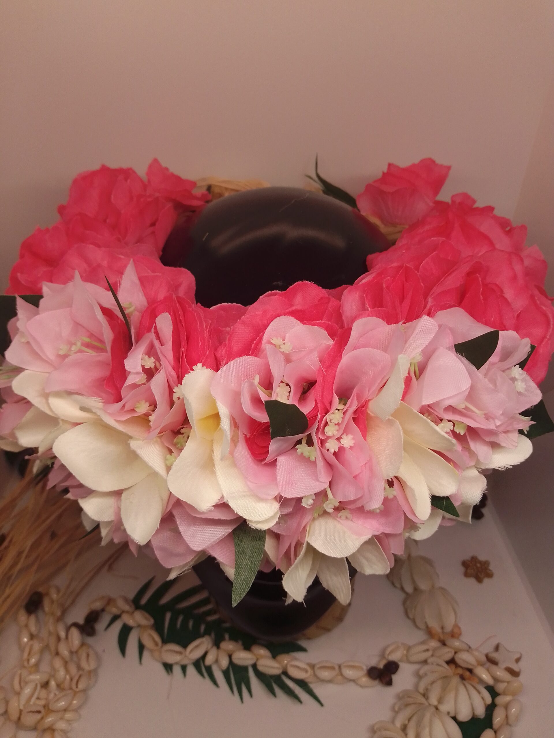 couronne de tête cheveux fushia by vaite e tiare créations avec bougainvilliers rose pale et frangipaniers blancs