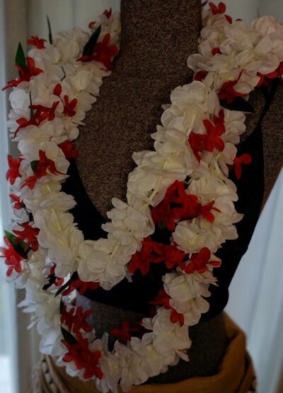 Double lei blanc milky et rouge Vaite.e.Tiare créations