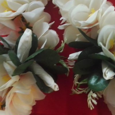 Lei de fleurs blanches avec bouquets de boutons de tiare Tahiti