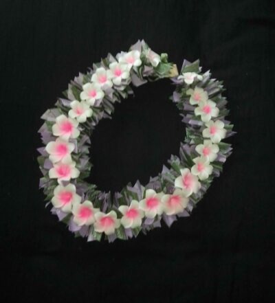 Lei collier de fleurs de tahiti de feuillage vert et mauve avec frangipanier blancs au cœur rose by Vaite.e.Tiare créations