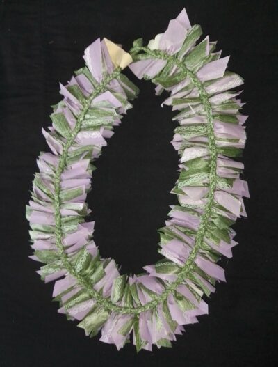 Lei de feuillage vert et mauve avec tipanier blancs au cœur rose by Vaite.e.Tiare créations