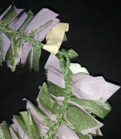 Lei de feuillage vert et mauve avec tipanier blancs au cœur rose by Vaite.e.Tiare créations