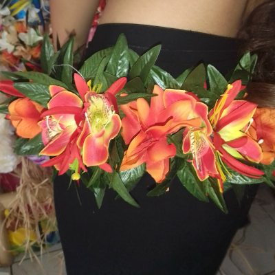 Taille végétale avec tipanie orange, orchidées rouges orangés et boutons
