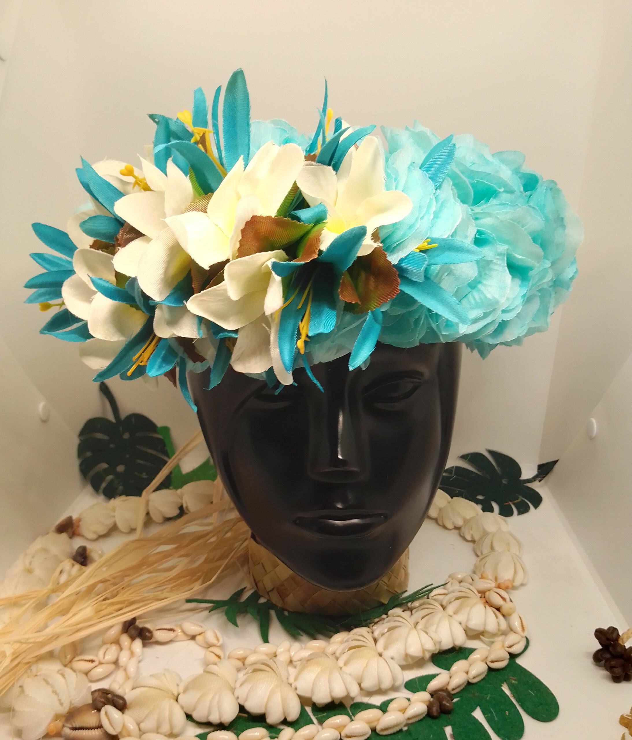 Couronne de tête fleurs tahiti bleue tipaniers blancs et lys élancés bleus océan by Vaite.e.Tiare créations