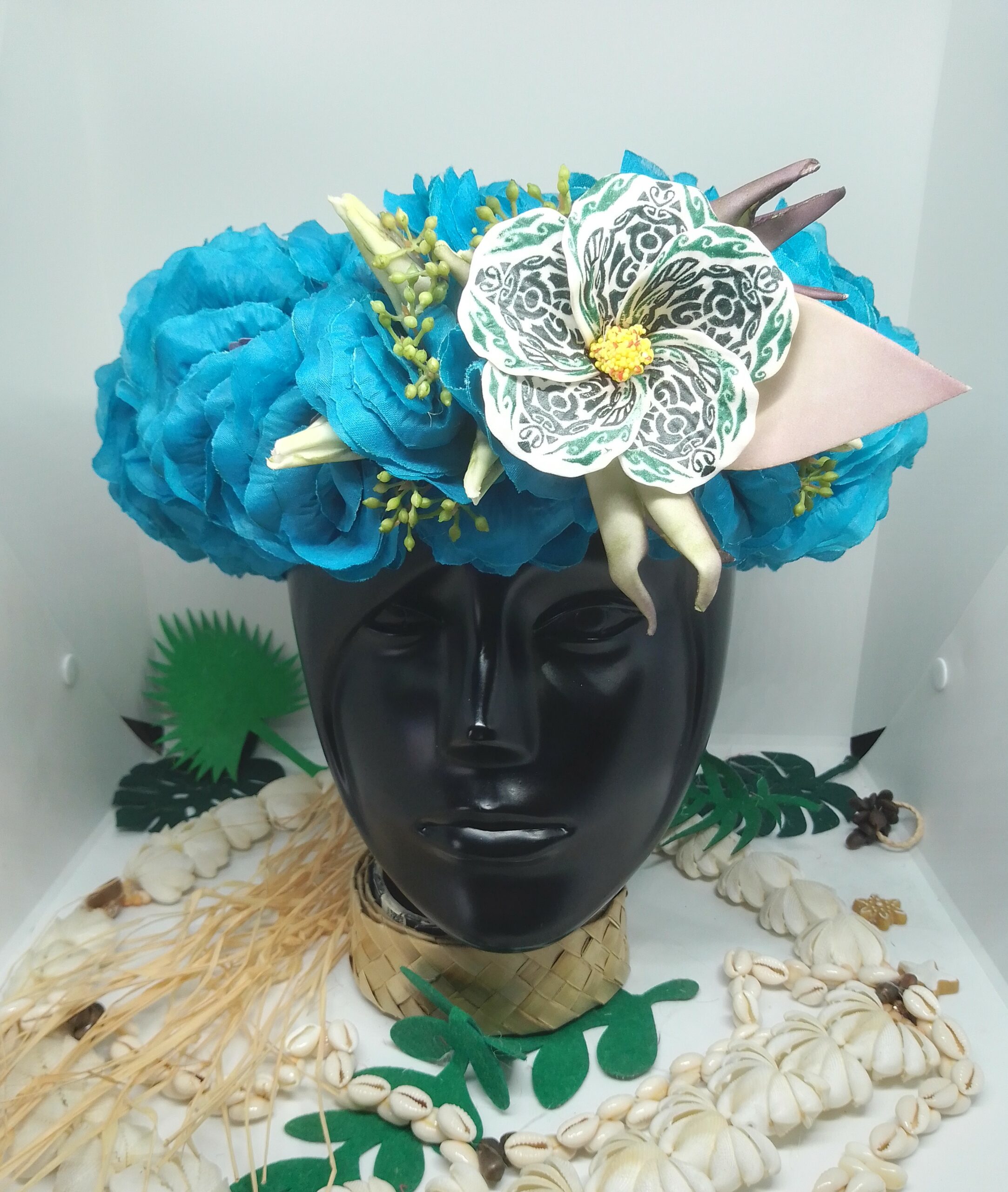 couronne de tête fleurs tahiti bleue roi by Vaite e Tiare créations avec hibiscus tatoué