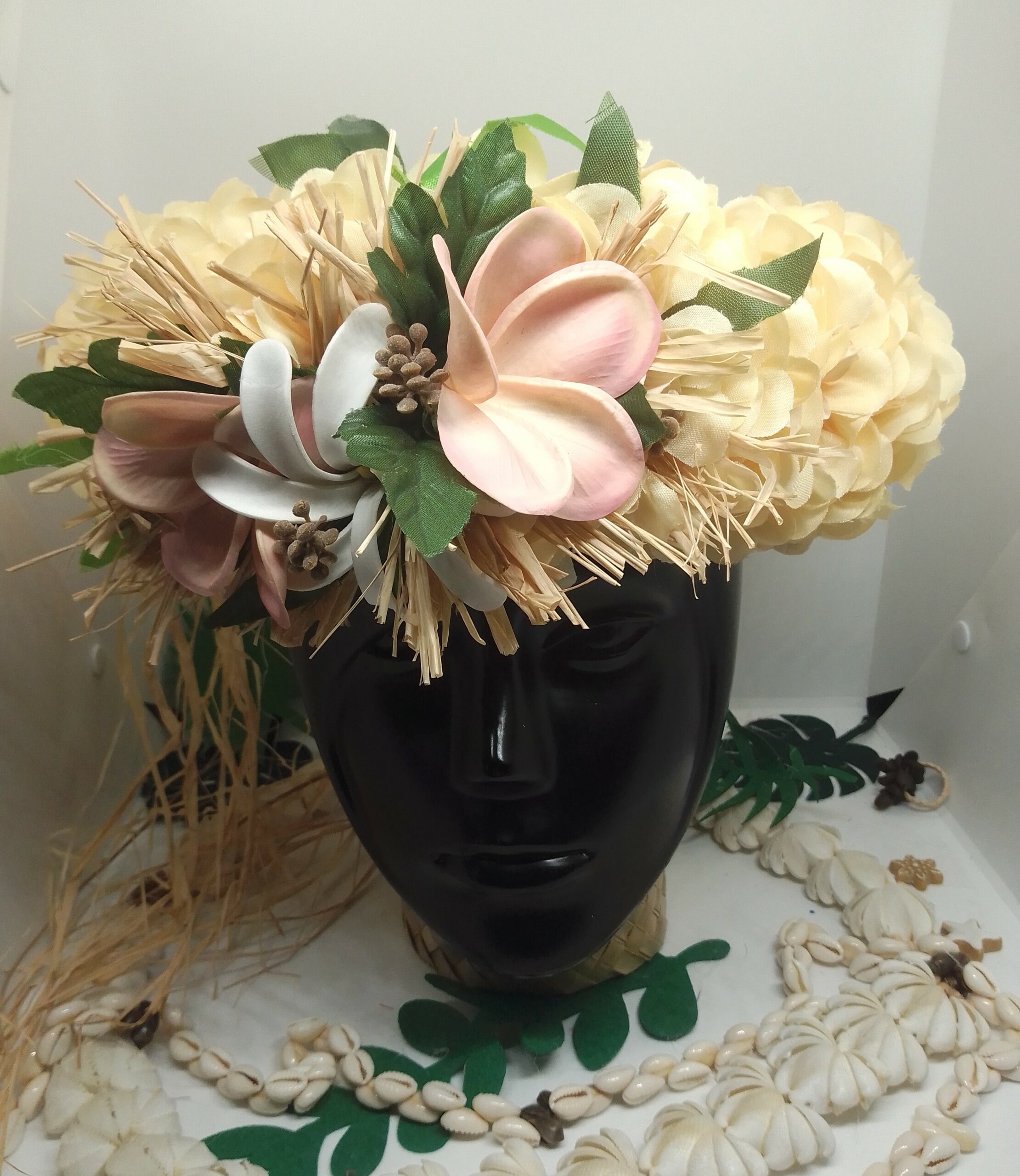 couronne florale de tête champagne by Vaite e Tiare créations avec frangipanier rosés au toucher réaliste et tiare tahiti