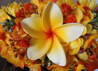 couronne de fleurs Tahiti jaune bouquet orangé et tipanie jaune by Vaite.e.Tiare créations