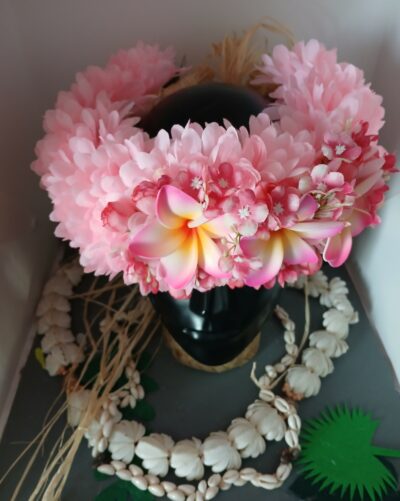 couronne de fleurs Tahiti rose pâle trois tipanie bords roses cœur jaune by Vaite.e.Tiare créations