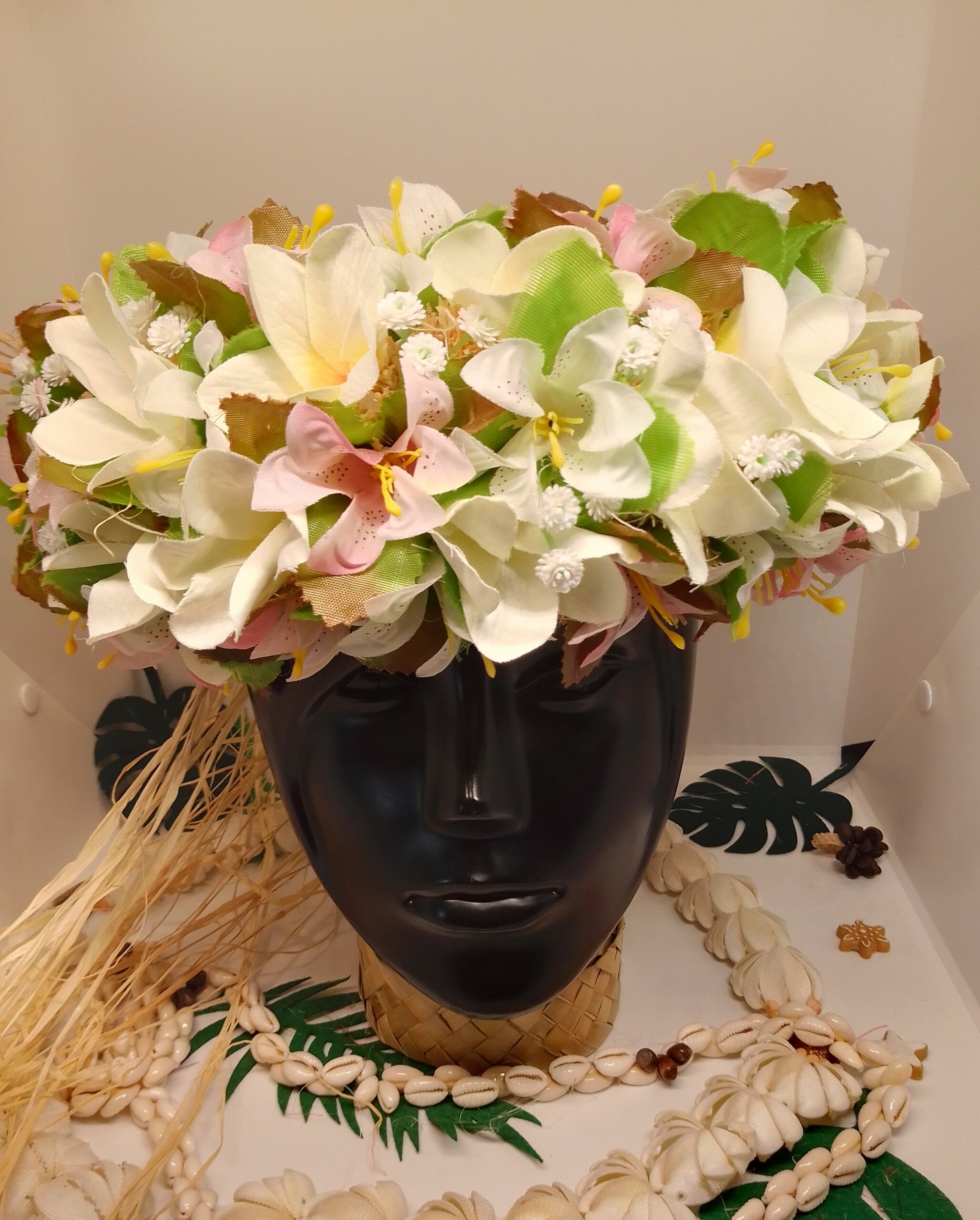 couronne de fleurs tahiti brins de raphia vaite e tiare créations mini lys rose pâle et blanc avec frangippaniers blancs