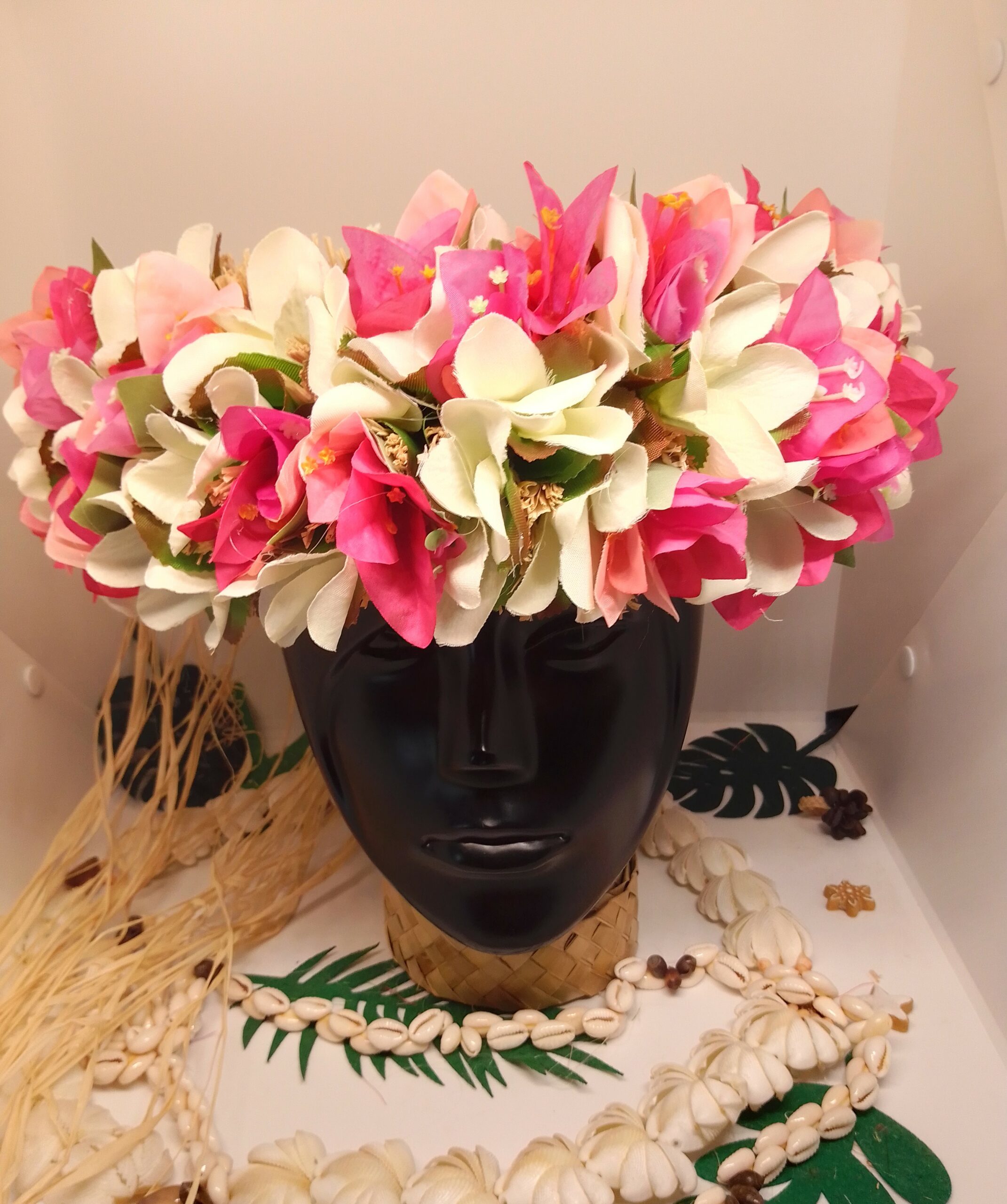 couronne de tête base de bouquet de raphia vaite e tiare créations avec des brins de bougainvilliers en trois teintes de roses et des frangipaniers blancs