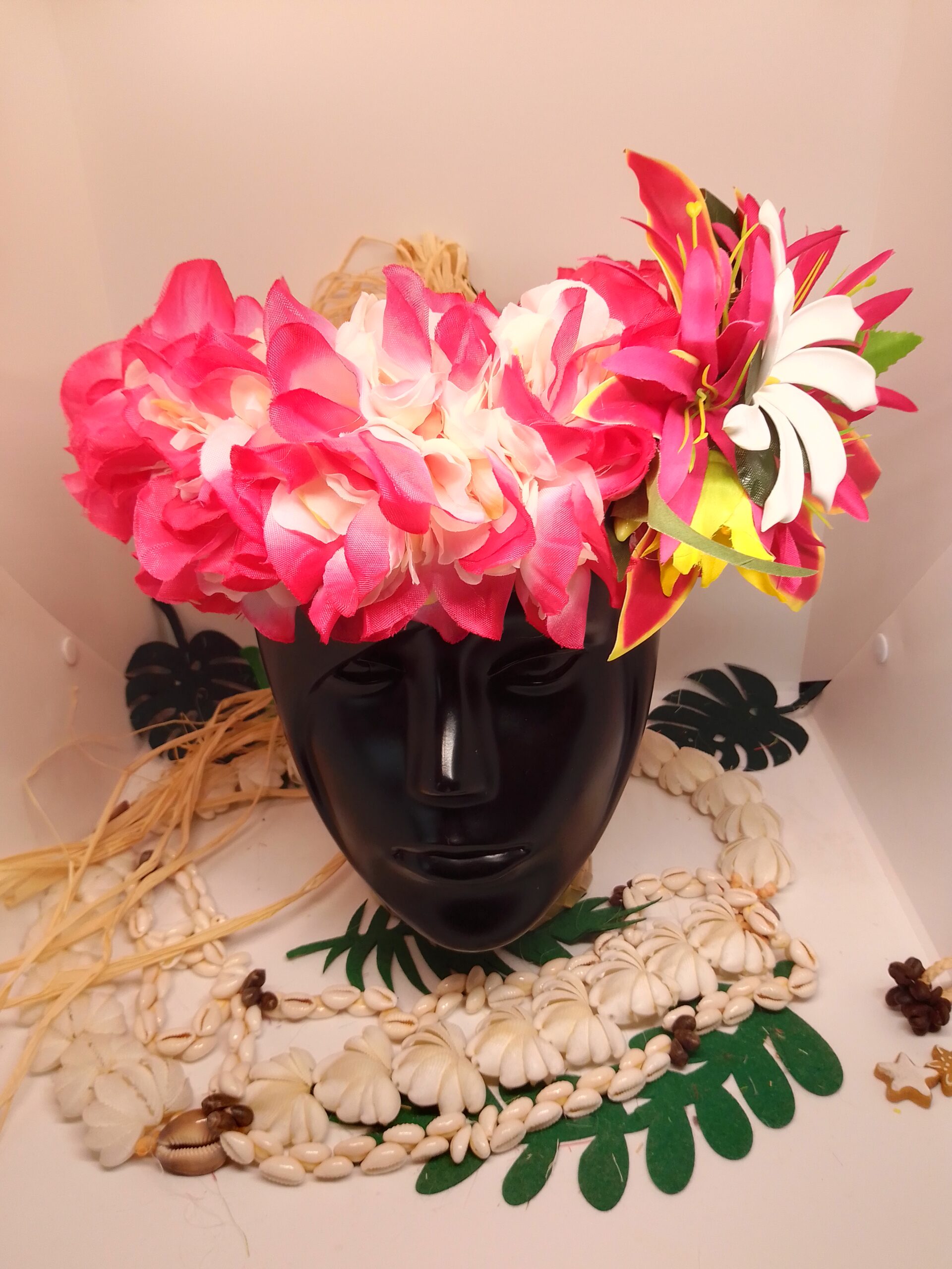 couronne de tête fuchsia cœur vanille fleur tahiti by vaite.e.tiare créations avec grand lys fuchsia , lys élancés fuchsia et tiare tahiti