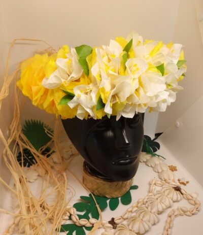 couronne de fleurs permanentes jaune Vaite.e.Tiare créations avec bougainvilliers blancs aux pistils jaunes