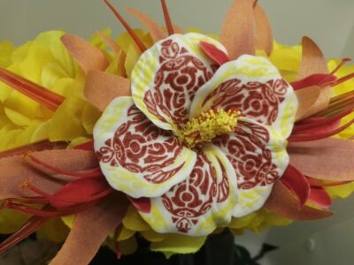 couronne de tête fait main jaune by Vaite e Tiare créations avec hibiscus tatoué rouge