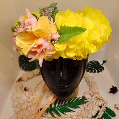 Couronne florale de tête jaune tipaniers jaunes et lys élancés roses