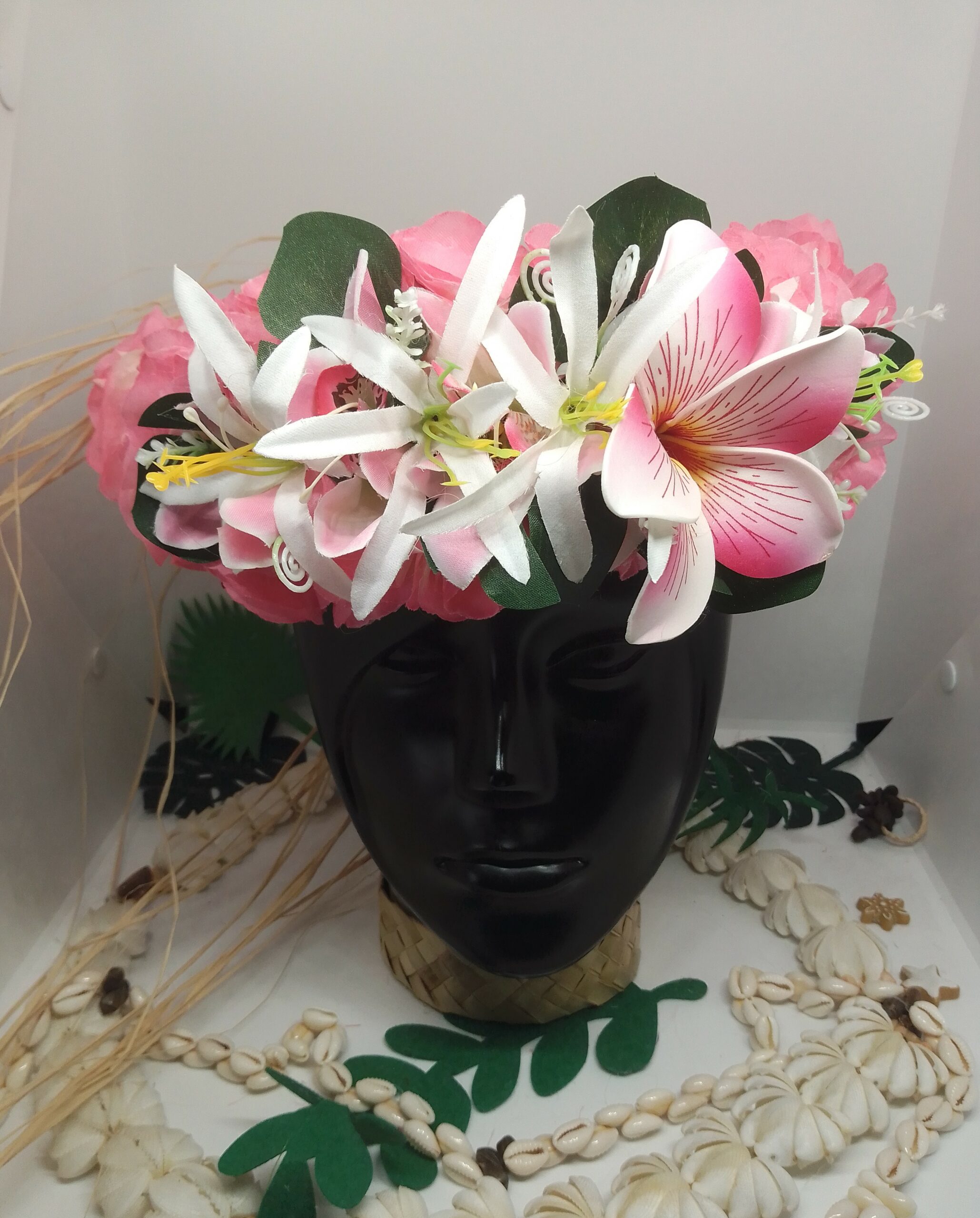couronne de tête rose by Vaite e Tiare créations avec orchidées roses, lys élancés blancs et grand frangipanier rose