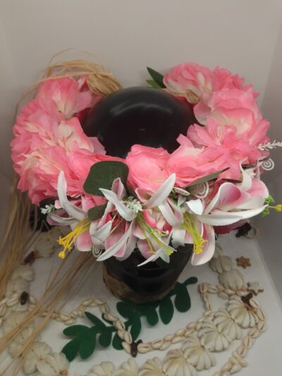 couronne de tête cheveux rose by Vaite e Tiare créations avec orchidées roses, lys élancés blancs et grand frangipanier rose