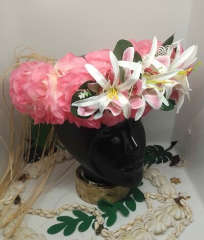 couronne de tête fleurs permanentes rose by Vaite e Tiare créations avec orchidées roses, lys élancés blancs et grand frangipanier rose