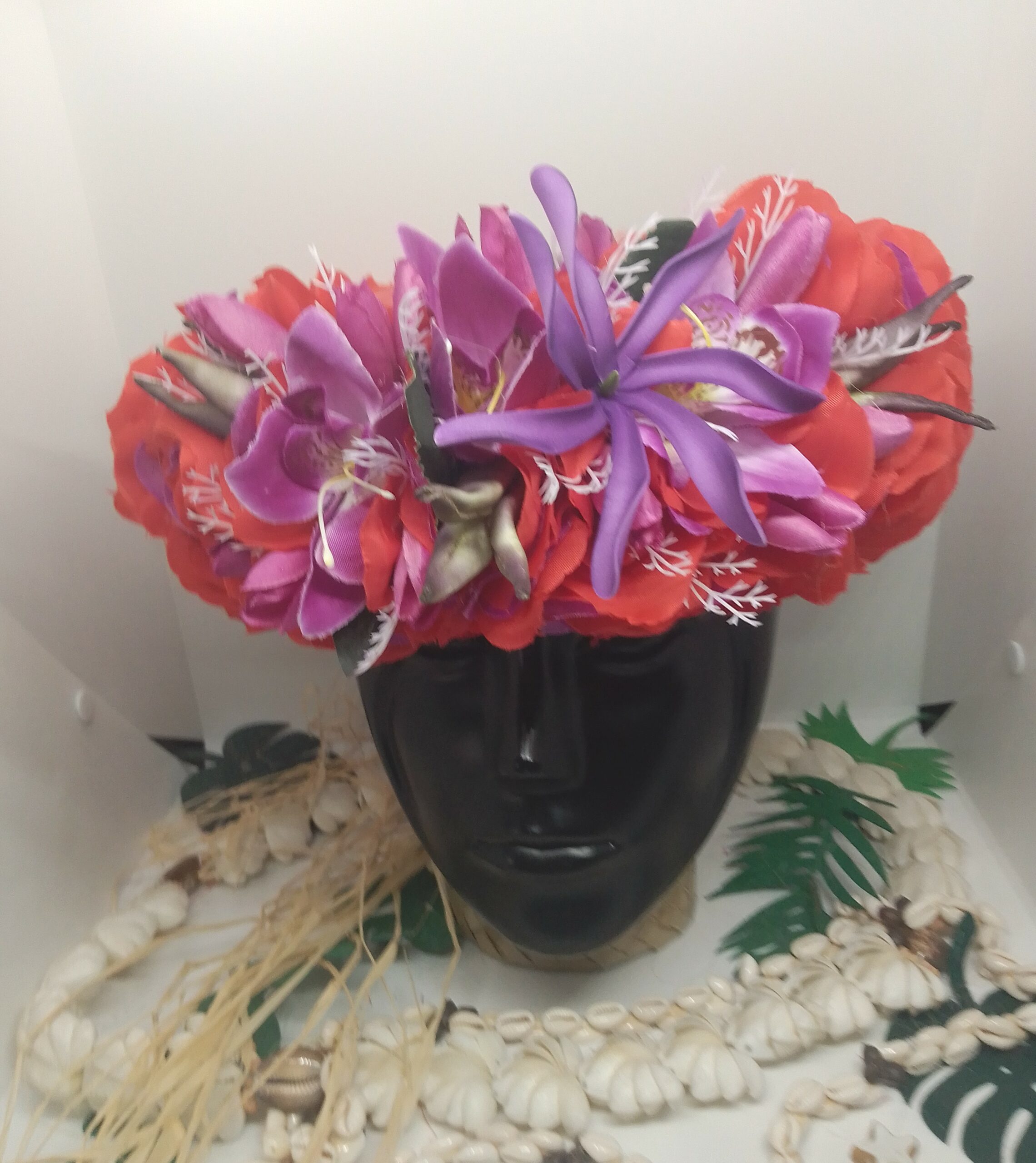 Couronne de fleurs tissu rouge et violette avec orchidées violettes et boutons assortis et tiare tahiti violette